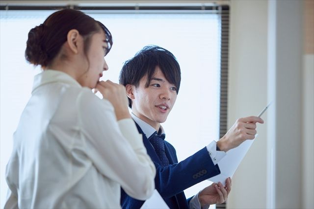 社員が打ち合わせをする様子