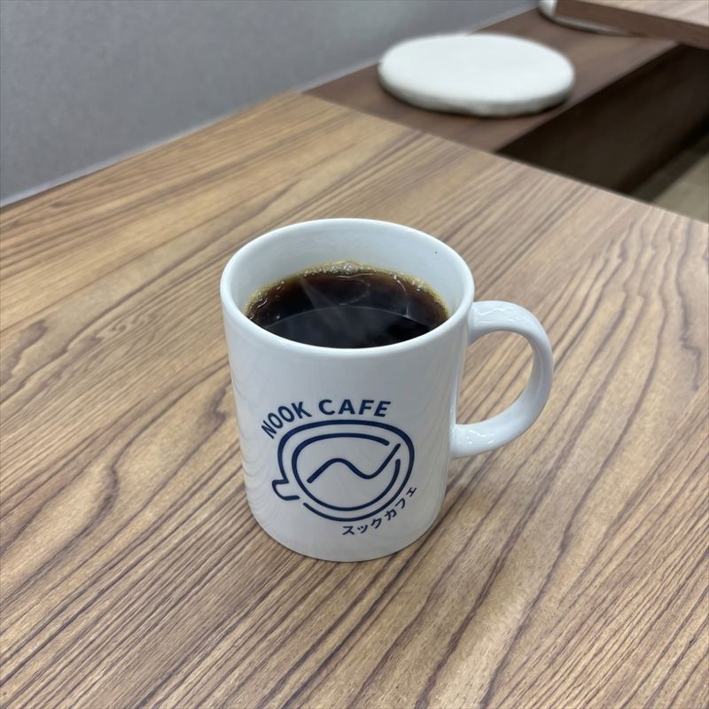 ロゴ入りマグのホットコーヒー