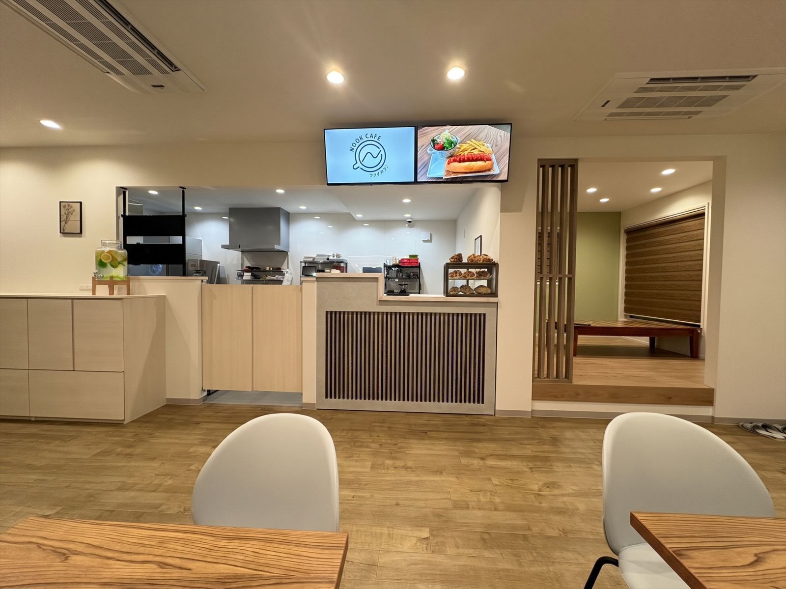 店内カウンターとテーブル席