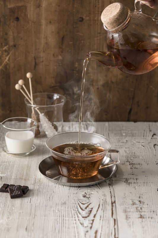 ポットから注がれる紅茶